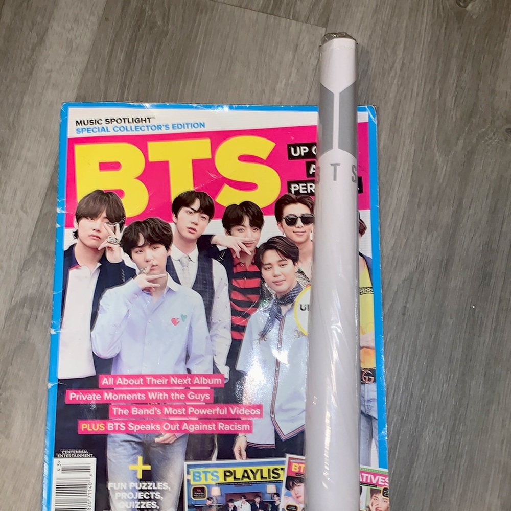 BTS, magazine and posterAnd it is in good condition